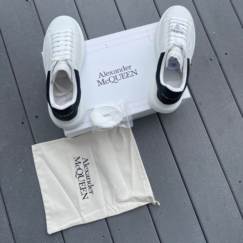 Men's Oversized Sneaker in White/black